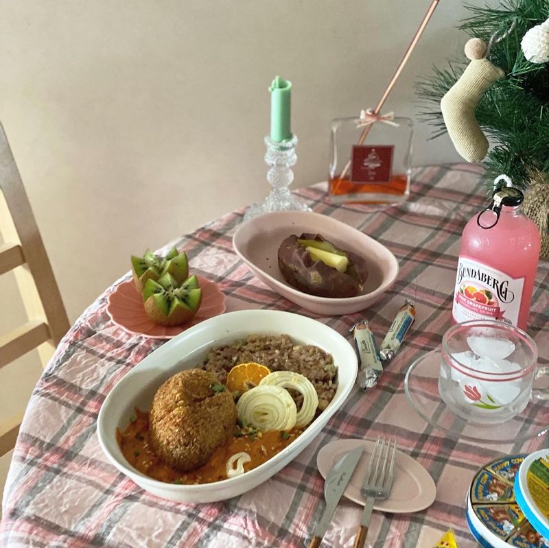 집에서 간편하게 즐긴 나일롱부엌 치즈함박카츠 :)  한우+한돈 조합이라 고기가 너무 부드럽고 촉촉한데다 소스도 개별포장 되어 있어서 원하는 맛조합대로 즐기기 좋았어요❤️  지금 최대 48% 할인중이래용!  상품태그 클릭해서 구경해보세요 :)   #홈카페 #온더테이블 #돈까스 #함박카츠 #나일롱부엌