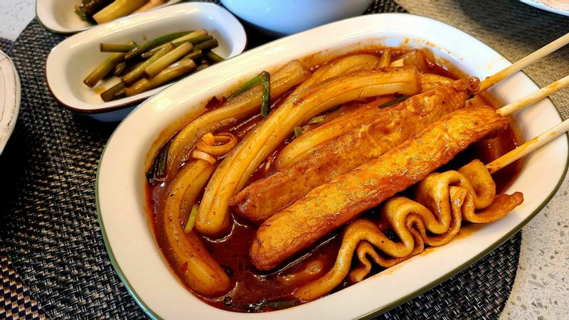 저녁에 오랫만에 분모자 마라 떡볶이 이거슨 맛이 없을 수 없죠 🙄 칼로리 조금 낮으거라 생각하고 먹은 분모자마라떡볶이 맛있게 먹으면 0칼로리 맞다고 해주세요 😭 #분모자볶이#마라떡볶이#분모자마라떡볶이#매운떡볶이#분모자