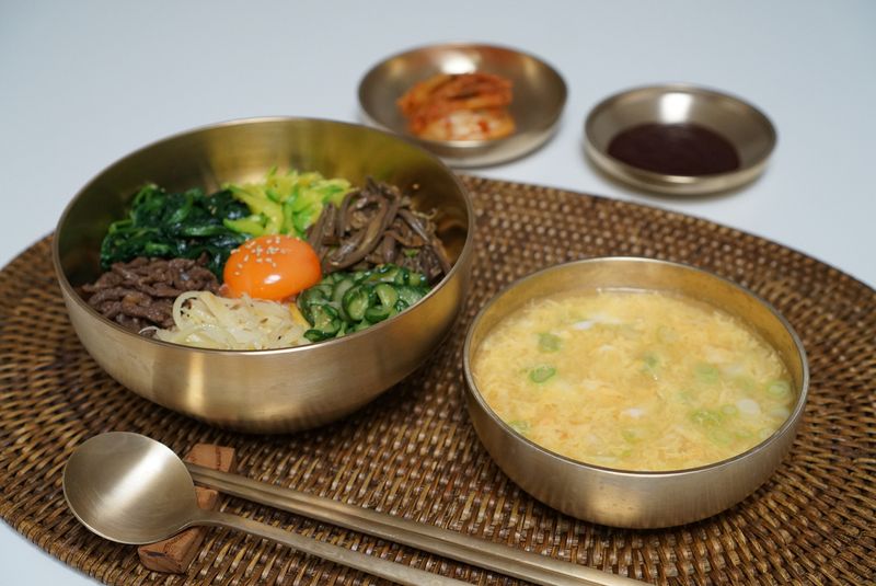 혼자 먹는 점심, 끼니에 언제나 진심이라 혼밥도 정갈하게^^ 비빔밥 쓱 비벼 맛있게 먹었네요 집에 있던 냉장고속 나물들 털어서 근사한 한끼입니다 #집밥 #비빔밥 #나물요리