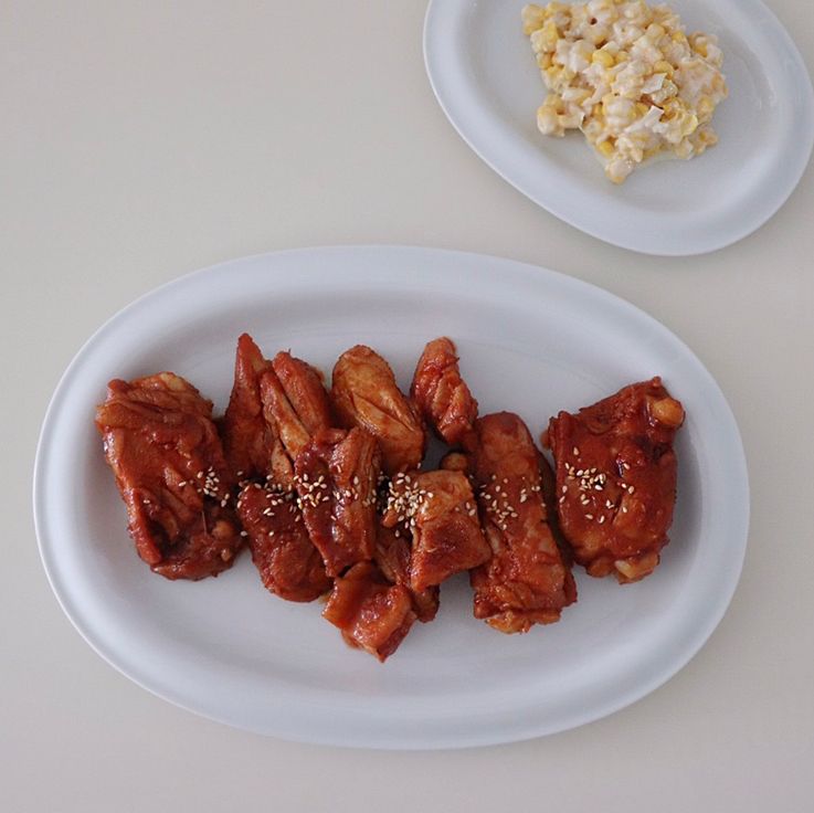 새로 산 그릇에 숯불닭갈비 올려 먹은 주말😊 #숯불닭갈비 #신혼그릇 #온더테이블