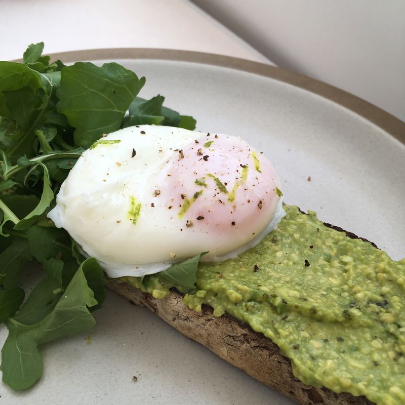 아보카도에 노른자 톡..✨ 행복한 맛💚  #아보카도샌드위치 #샌드위치