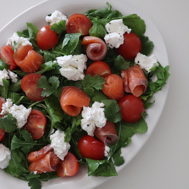 루꼴라에 돌돌만 연어와 치즈면 말해뭐해요..☺️  #샐러드 #리코타치즈 #연어샐러드 #온더테이블
