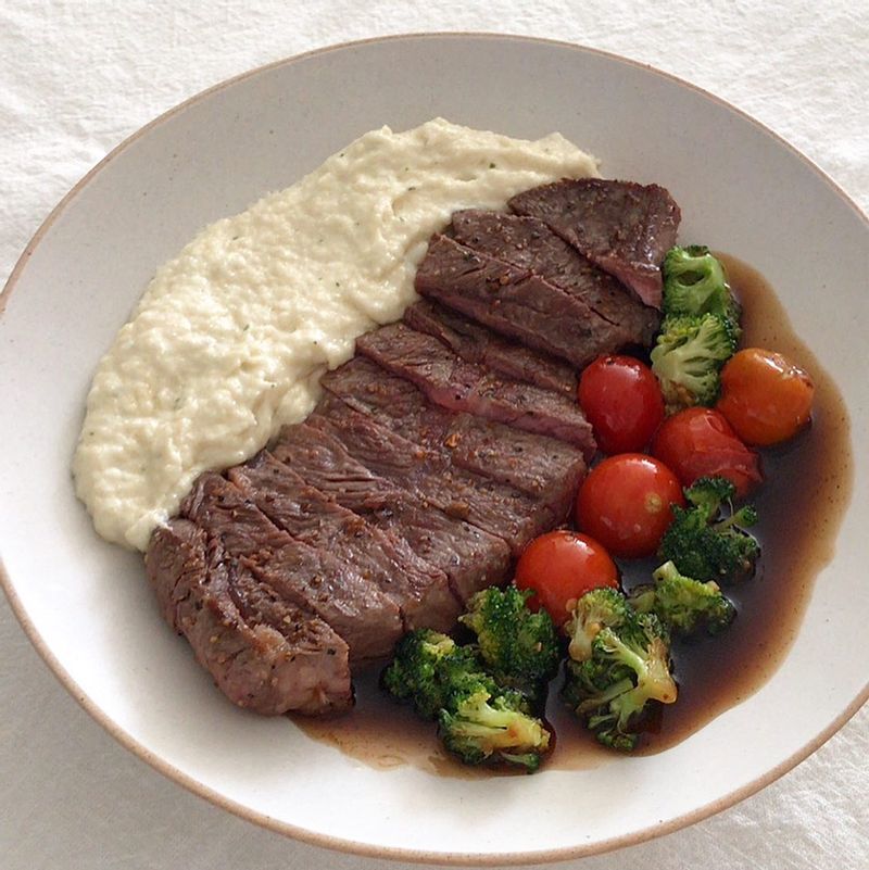 우리의 식탁에서 밀키트 구매해서 먹어봤는데 이거 찐이네요..🤍 고기도 부드럽고, 특히 감자크림소스가 천국의 맛이에요 :) #스테이크 #집밥 #밀키트 #홈쿡 #온더테이블 #그릇