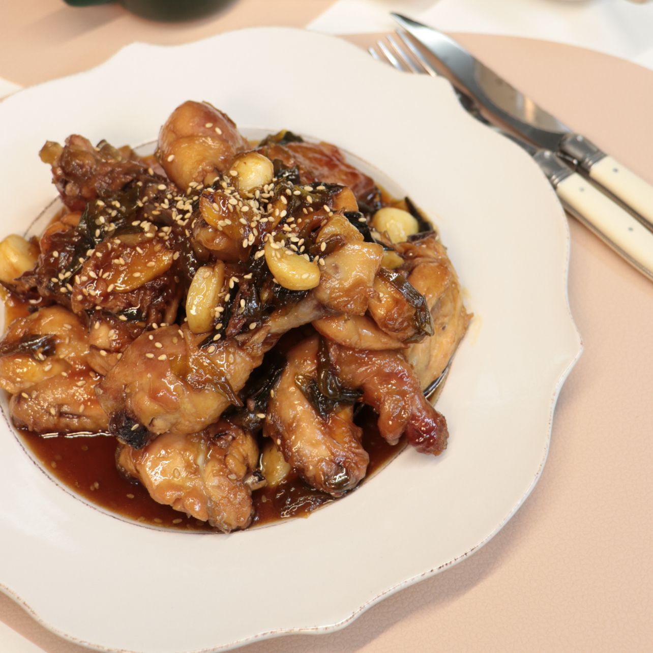 25분컷 원팬 요리 🤎 류수영 레시피 갈비치킨👍🏻  진짜 파는것만큼 너무 맛있는 레시피👍🏻 류수영 레시피 “갈비치킨” 단 25분만에 원팬으로 갈비맛 치킨을 먹을 수 있어요🤎  진짜 이거 만들면 배달 못시켜먹어요🤭  류슈영 레시피  “갈비치킨”  ■ 요리 재료  닭볶음탕용 닭 10호(1kg), 대파 2대, 마늘 한줌,  소금 세 꼬집, 생강 한톨, 설탕 1T, 간장 3T, 굴소스 듬뿍 1T, 물엿 6T, 통깨  ■ 만드는 법  0. 재료 준비 1) 닭볶음탕용 닭 날개 끝부분은 제거하고, 닭다리는 아킬레스건 부분을 자른다. 2) 손질한 닭은 흐르는 물에 씻어 불순물을 제거하고, 키친타올로 물기를 닦는다. ※ 닭에 물기가 있으면 구워지지 않고 쪄질 수 있으니 물기를 잘 제거해주세요!  3) 대파 2대는 4~5cm 길이로 어슷썬다.  4) 생강 한톨은 편 썬다.  1. 강불에서 충분히 예열한 팬에 준비한 닭을 껍질부터 넣고 소금 세 꼬집을 뿌려 강불에서 3분 정도 굽는다. ※ 닭을 구울 때 뒤적이지 마세요! ※ 닭에서 기름이 나오므로 따로 기름을 두르지 않습니다!  2. 중불로 줄이고 닭을 뒤집은 뒤, 뚜껑을 덮고 3분 정도 굽는다. 3. 편 썬 생강을 넣고, 뚜껑을 덮고 닭을 10분 정도 더 굽는다. ※ 닭이 타지 않게 중간 중간 뒤적이면서 눌어붙은 곳을 긁어주세요!  4. 마늘 한줌, 어슷 썬 대파를 넣고 잘 볶아준다.  5. 닭고기에 설탕 1T를 넣고 잘 섞어준다. 6. 닭과 채소를 한쪽으로 몰고, 빈 공간에 간장 3T를 넣어 살짝 태우듯이 끓이고 섞어준다. 7. 굴소스 듬뿍 1T, 물엿 6T를 넣고 잘 섞는다.  8. 약불로 줄이고 뚜껑을 덮어 5분 정도 뜸 들인다. 9. 그릇에 갈비치킨을 담고 깨를 넉넉히 뿌려 마무리한다. ※ 총 조리시간은 25분을 넘기지 않아야 부드러운 닭을 드실 수 있습니다!  