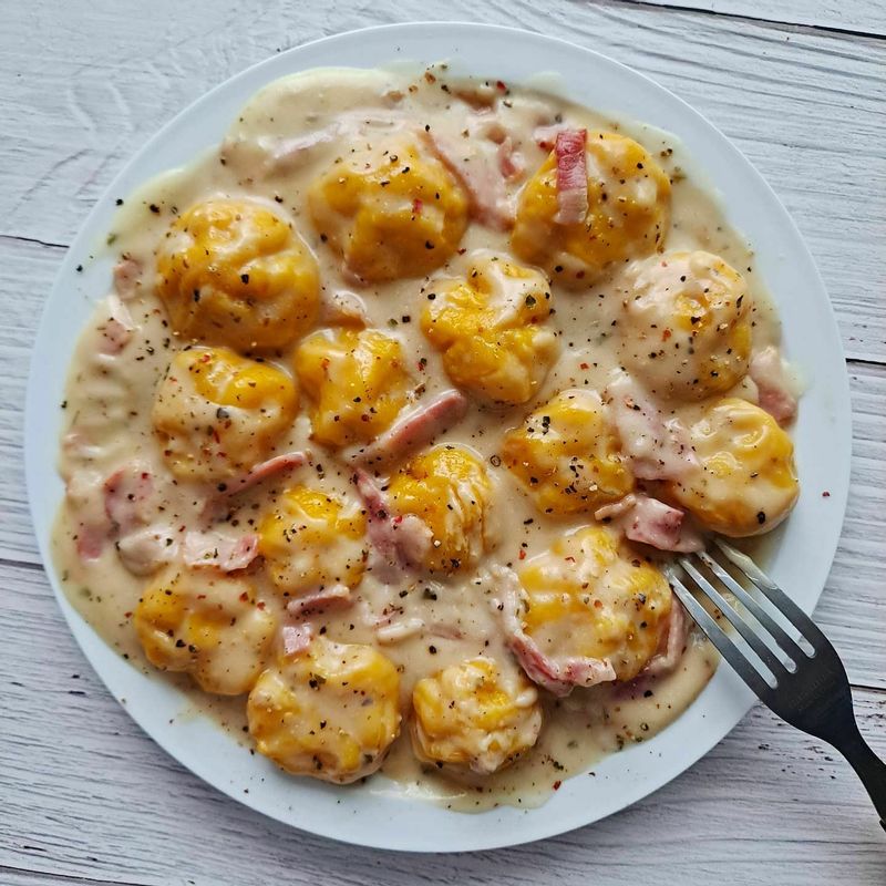 크림소스에 베이컨을 추가하니 짭쪼름 하면서 , 감자의 꼬소하고 호박의  달달함 와~하고 저절로 눈을 감게 만드는 맛이에요😋