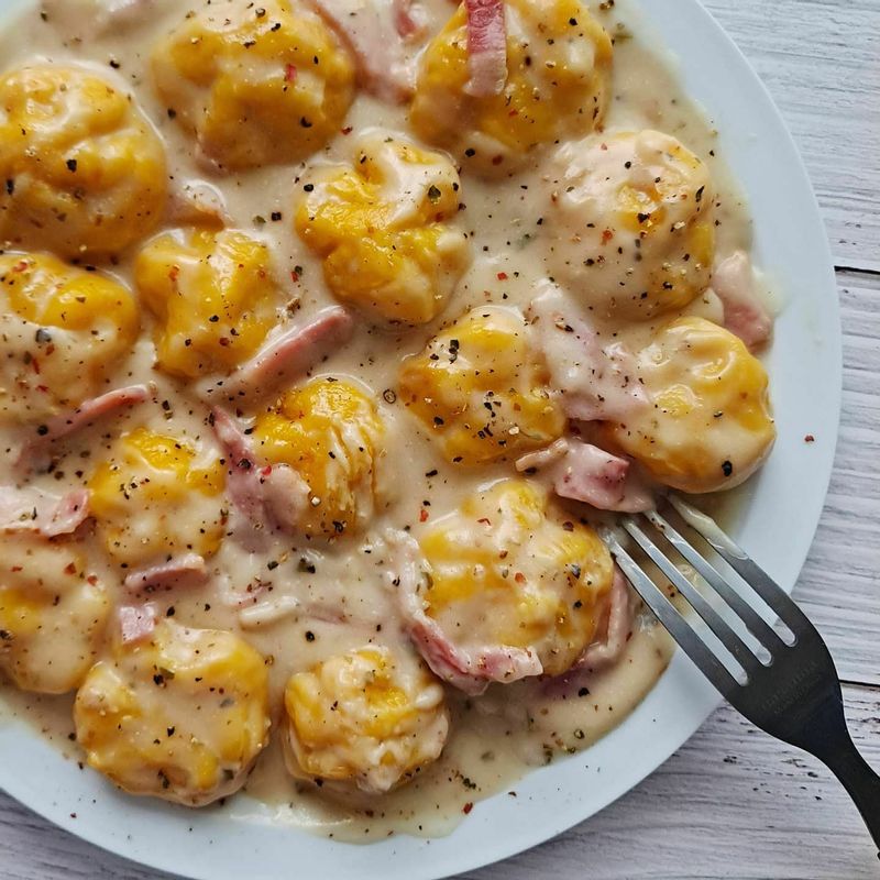 이게 모게요~? 뇨끼♡ 감자와 단호박의 조합 감자와 단호박을 삶아 으깨고 반죽을 만들었어요~그리고 크림소스~  보기만 해도 맛있는 조합이에요😍  #파스타 #홈브런치 #집밥 #호박요리 #감자요리 #뇨끼