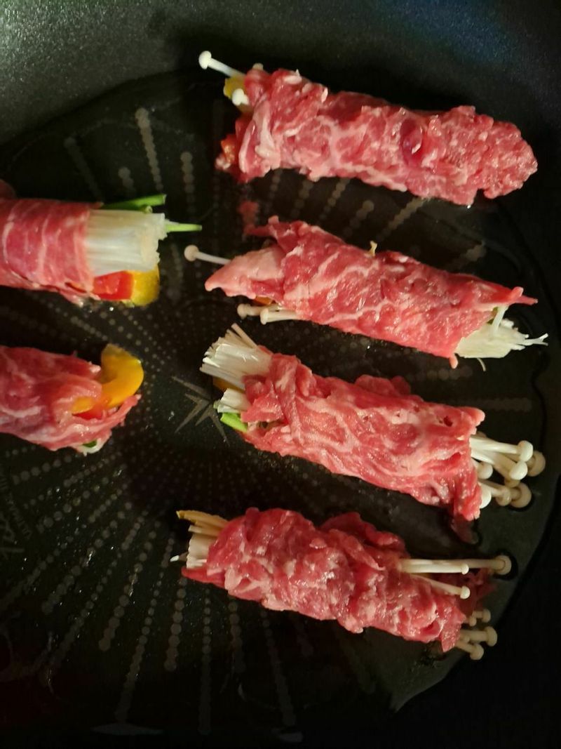 집에 있는 야채들로 불고기용 소고기 안에 알맞게 자르고 넣어 돌돌 말아 꾸웠어요, 아이들 먹기 좋게 잘라 그릇에 담아 주니 너무 이쁘고 잘먹어요~~!  #집밥 #아이반찬 #반찬 #소고기편채 #한식