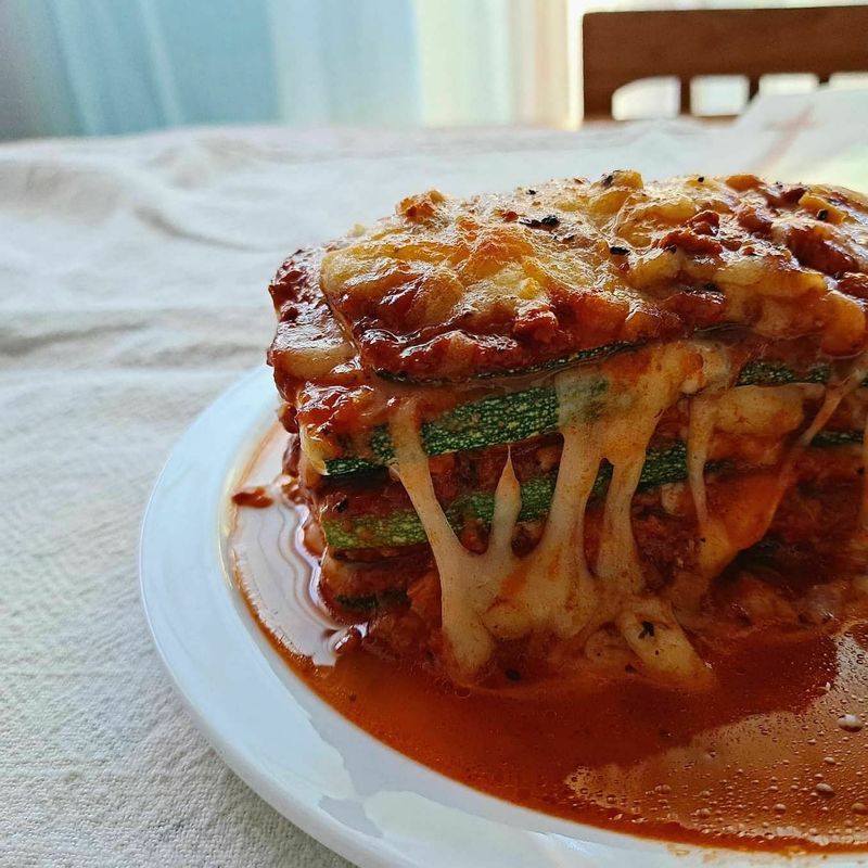 채소를 좋아하는 분들을 위한 가볍고 맛있는 쥬키니 라자냐~ 라자냐면 대신 쥬키니를 슬라이스하게 썰어서 만들어 봤어요 쥬키니를 살짝 굽고 겹겹이 토마토소스를 바르고 치즈를 듬뿍 올려 오븐에 꾸웠어요. 쥬키니즙과 소스가 어우러져 식감도 좋고 너무 맛있어요♡  #채식 #집밥 #간단요리 #브런치 #호박요리 #쥬키니라자냐 #라자냐 #채소요리