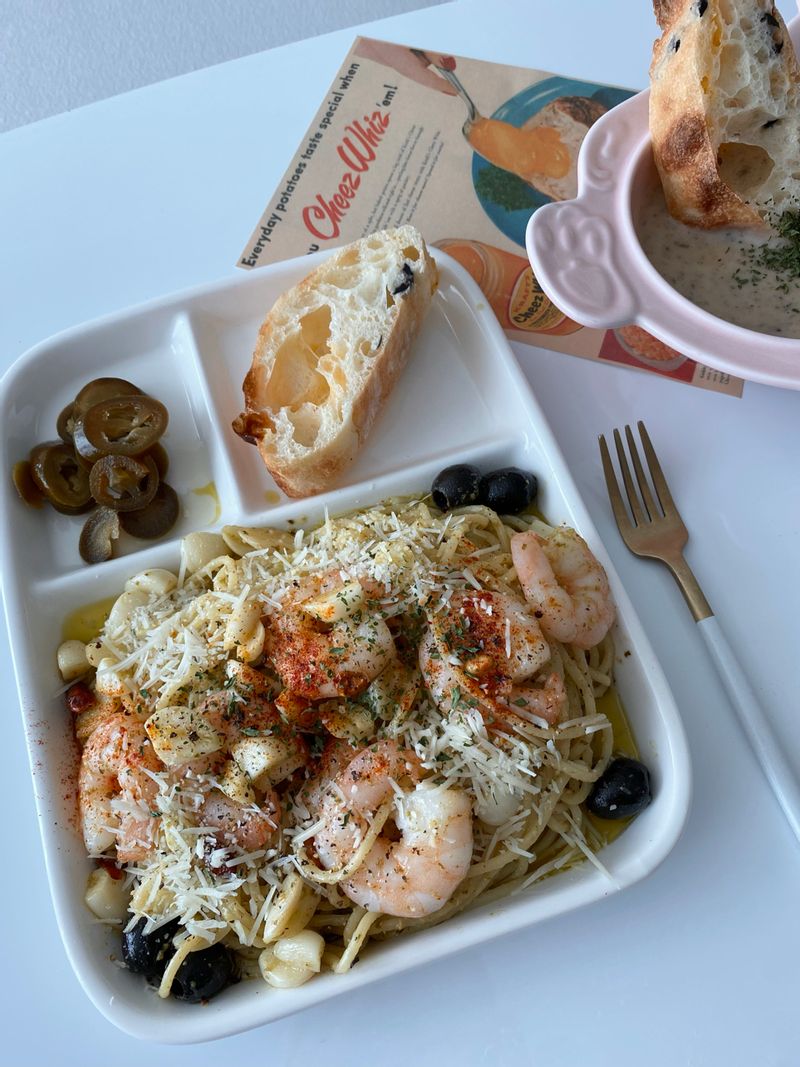 1.5인분쯤❤️  오일파스타 넘 좋아요!  양송이스프와 치아바타와 함께🥰  #양송이수프 #파스타 #홈브런치 #감바스 #치아바타