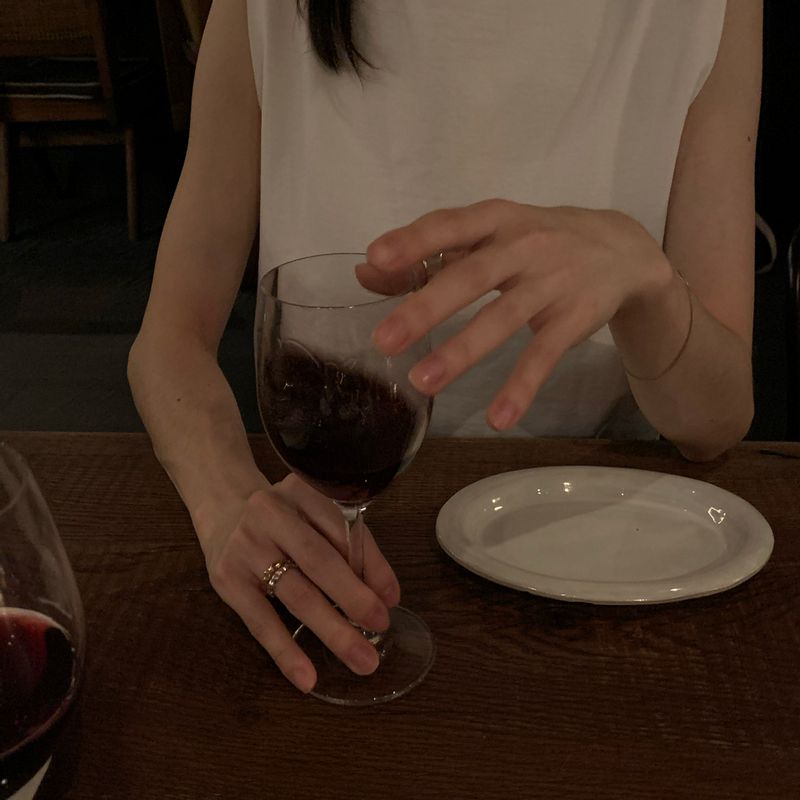 와인은 와인잔에 마셔야 더 행복한 거 아시져?🍷 집에서도 맛있는 안주랑 와인한 잔 함께해요 :) #와인잔 #와인 #레드와인 #화이트와인