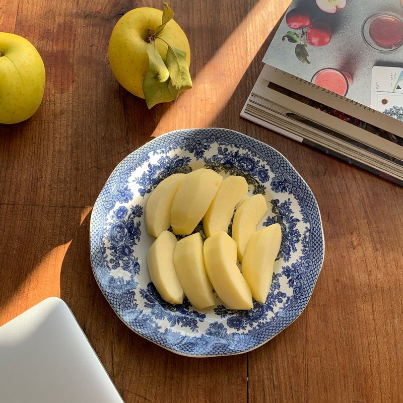 사과를 정말 좋아하는데요~ 일반 빨간 사과와는 또 다른 매력이 있는 시나노 골드 사과에요🍎 황금빛 사과에 껍질이 얇아서 좋구요~ 정~말 정말 달고 푸석푸석하지 않아서 너무 제 취향이에요!!   #시나노골드사과 #사과 #시나노골드