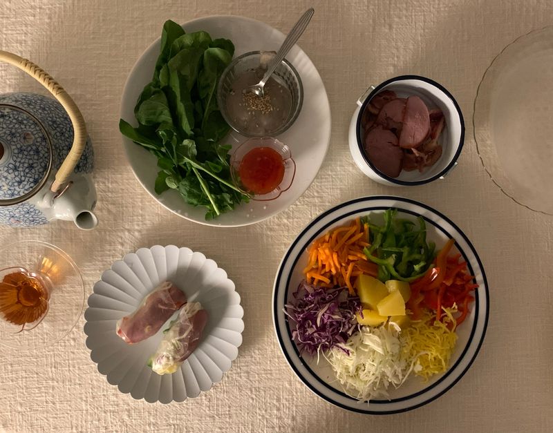 월남쌈을 정말 좋아하는데요~ 그래서 저는 건강하게 한끼를 먹고싶을 때 자주 먹고 있어요 :) 야채도 많이 먹을 수 있고 소스도 다양하게 만들어서 먹으면 질리지 않고 먹을때마다 맛있게 먹을 수 있어서 좋더라구요🧚🏻✨ #훈제오리월남쌈 #월남쌈 #라이스페이퍼