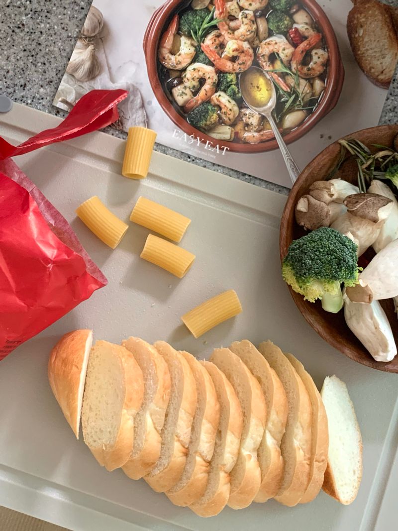 언제 먹어도 맛있는 ‘이지잇 바질페스토 감바스’  감바스 생각날 때 종종 밀키트로 사서 해먹곤하는데요, 정말 간편하고 맛있어서 자꾸 자꾸 생각나요 :)  저는 페러론치노를 조금 더 넣어서 매콤하게 먹는 걸 좋아해요💘  #감바스 #바질페스토 #바질페스토감바스 #이지잇