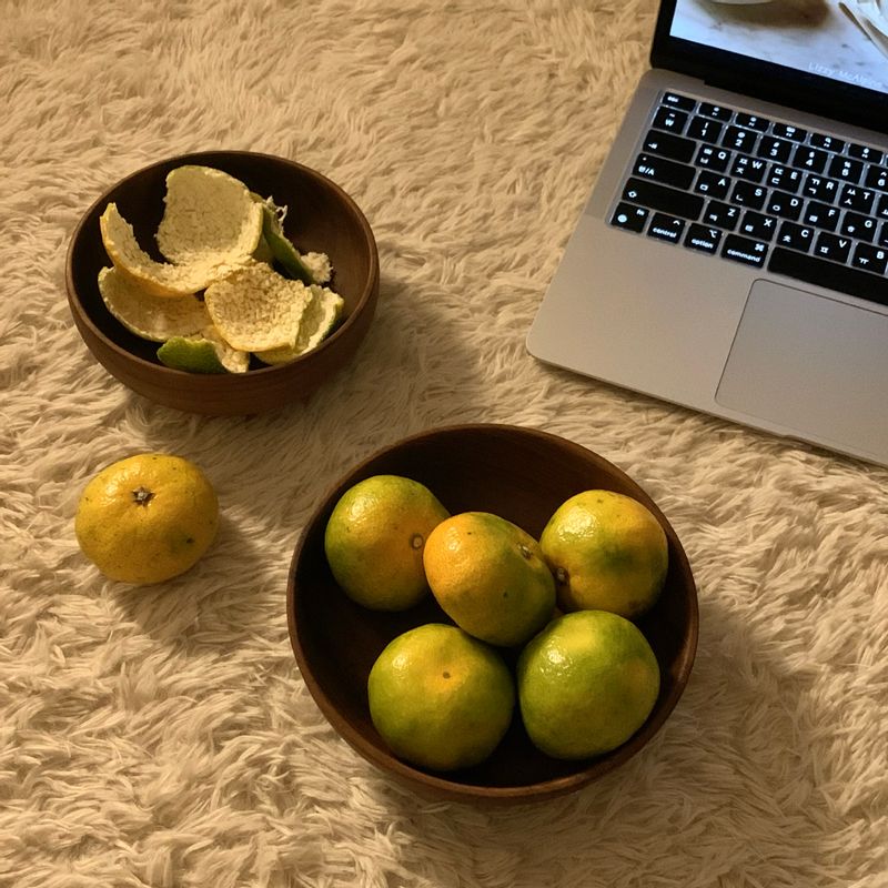 주말에는 누워서 종일 귤까먹기🍊우드볼에 담아 먹으니 깔끔하고 더 맛있는 기분이에요 :)   #귤 #우드볼 #티크우드볼 #겨울