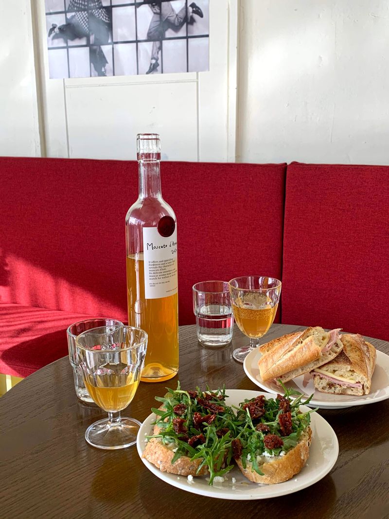 우리의 식탁에는 간단한 샌드위치 레시피가 많아서 좋아요 :) 간단하지만 정말 맛있는 잠봉뵈르 샌드위치와 토마토 오일 절임만 있으면 간단하게 만들 수 있는 오픈샌드위치도 뚝딱 만들 수 있을 것 같아요🥪  #잠봉뵈르 #토마토오일절임 #오픈샌드위치 #부르스케타 #썬드라이토마토 #샌드위치