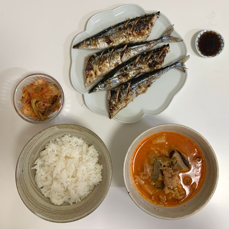 가끔 생선구이가 너무 먹고싶을때가 있어요🐟 오늘은 꽁치~! 요즘 꽁치가 맛있다고 하더라구요! 1인 2꽁치 모두 가능하시져!?ㅎㅎ  혼자 먹어도 든든하게 잘 챙겨먹어요 우리,🙈🤎  #꽁치 #생선구이 #차돌박이된장찌개 #무자기 #그릇
