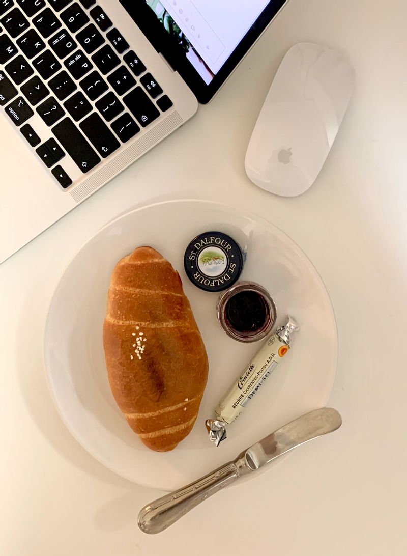 주말 아침은 소금빵이랑 함께해요🥐 별 거 아닌 거 같은데 왜이렇게 맛있는지~ !!  크로아상 생지에 소금 뿌려 만들어보세요!! 뇸욤욤   #소금빵 #크로아상 #생지 #빵
