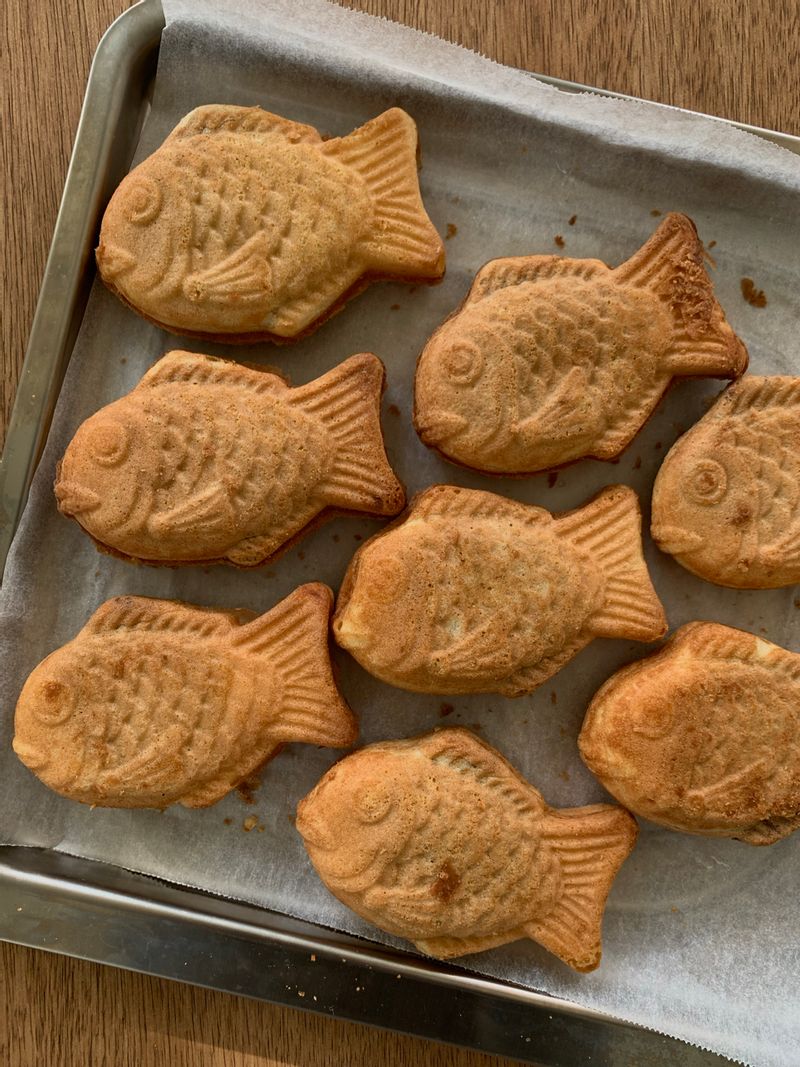 겨울에 꼭 먹는 붕어빵!! 저희집 근처는 붕세권이 아니라서 너무 슬펐는데 요고 진짜~!! 너무너무 맛있어요!! 팥이 머리랑 꼬리 끝까지 가득 차있어요~!! 냉동실에 쟁여두고 에어프라이어에 돌려드세요~!🐟 #붕어빵 #붕세권 #에어프라이어