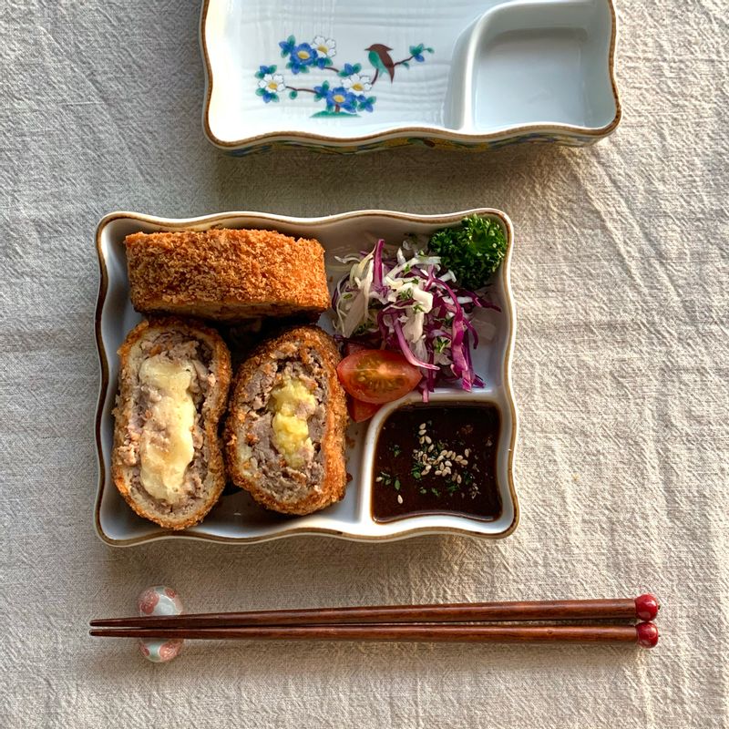 예쁘게 담아 먹으면 더 맛있잖아요 ~!! 그릇이 너무 예뻐서 뭘 담아 먹어도 기분 좋아요:) 소스 담는 곳이 따로 있어서 돈까스나 감자튀김, 달걀말이 등 담아 먹으면 좋을 것 같아요~!🍱  #일본그릇 #그릇 #돈까스 #나눔그릇