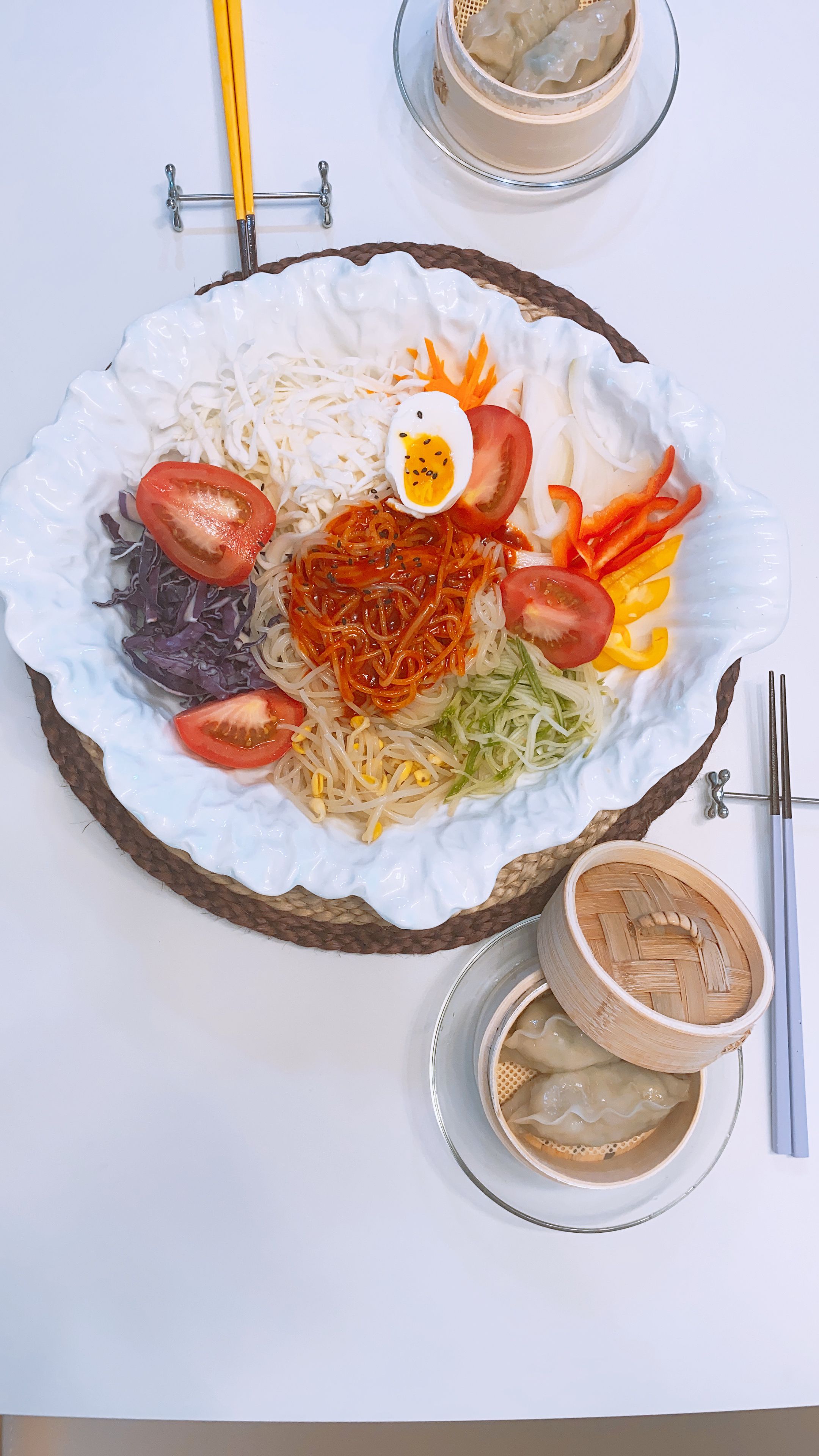 냉털요리엔 쫄면이 최고에요  온갖야채를 탈탈 털어서 만두와함께 먹으면 최고   #쫄면 #냉털요리 #만두