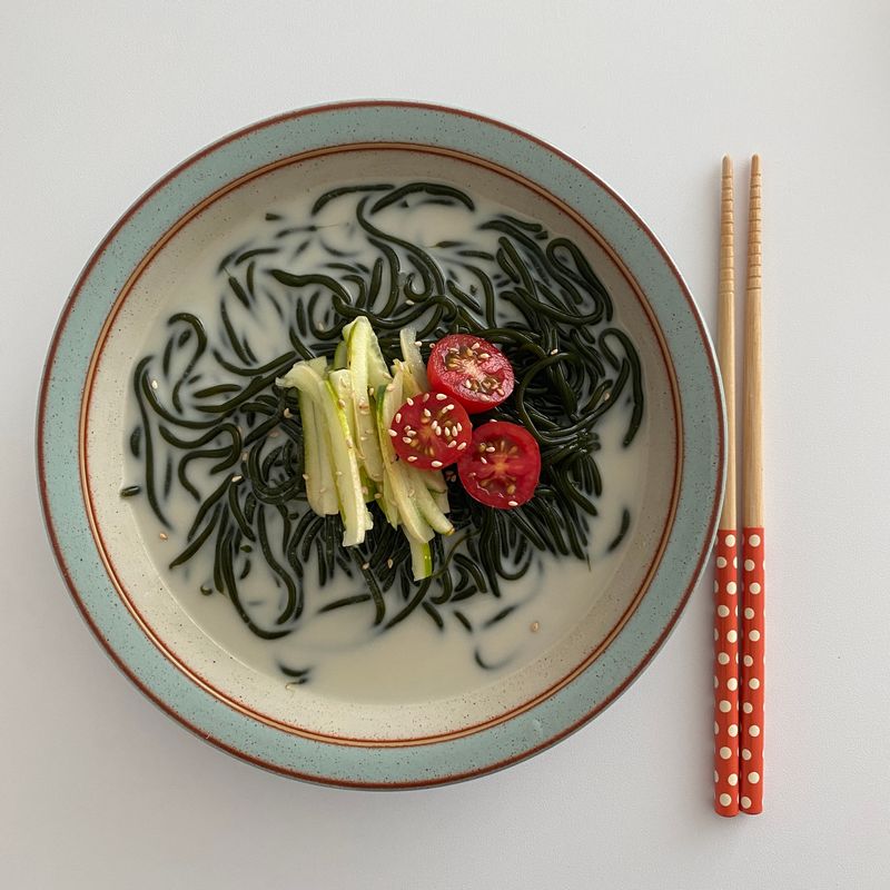 여름이 지나가기 전에, 미역국수로 콩국수 해먹었어요! 진~한 콩물에 미역국수! 미역국수는 어떻게 해먹어도 맛있어요😋 #콩국수 #미역국수 #덴비 #콩물 #여름음식