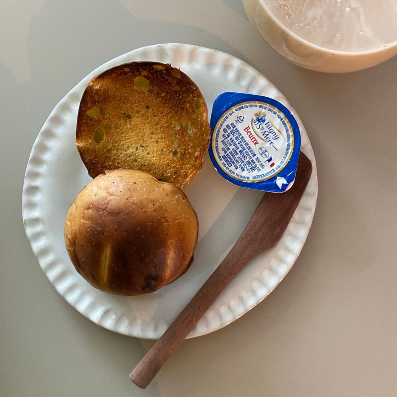 바질 모닝빵, 처음 먹어봤는데요! 그냥 구워서 버터만 슥슥 발라먹어도 너무 행복한 맛이에요🤍  거기에 라떼 한잔이면 끝!  #브런치 #모닝빵 #홈카페