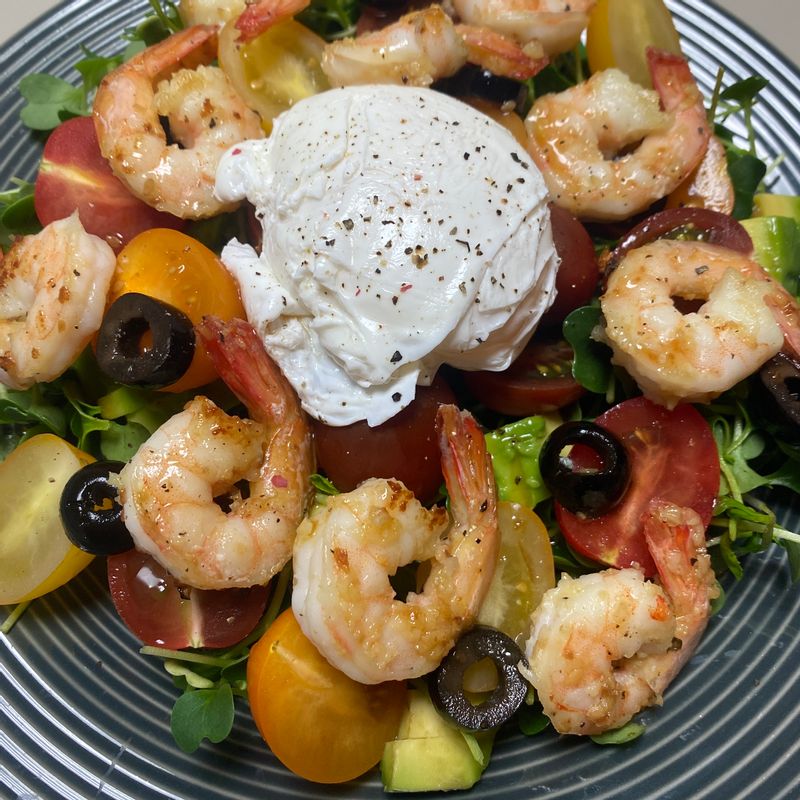 샐러드로 배채운다는게 이런건가봐요😅 갈릭 쉬림프에 수란 얹어서 톡 터트려 먹는 맛! 말해 뭐해요~~ 😋 #샐러드 #쉬림프 #수란 #다이어트