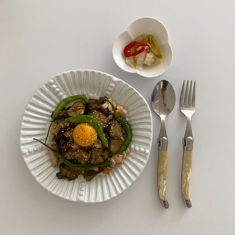 닭가슴살 가지 덮밥 만들어봣어요😋 기존에 먹던 가지덮밥에 단백질 추가! . 소중한식사 수제피클은 너무너무 맛있어요! 깔끔하고, 건강한 피클느낌이라 다양한 음식에 같이 먹기 좋을 것 같아요. #가지덮밥 #혼밥 #한식 #수제피클 #덮밥