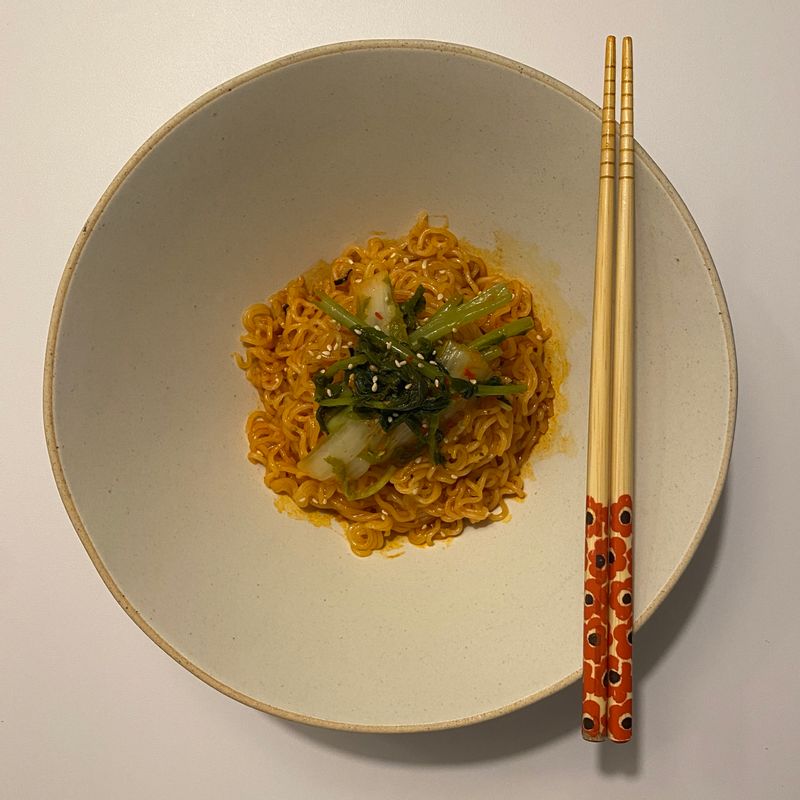 요리하기 귀찮은날은 비빔면이 최고죠😅 새로 장만한 면기에 담아 열무김치 올렸더니 더 맛있는 느낌! #한식 #제이보울스 #면요리 #열무김치