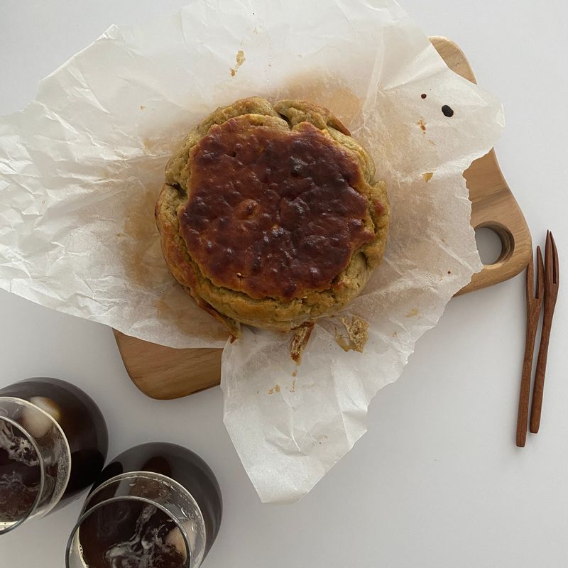 바나나파운드 만들어봤어요! 두번째 베이킹이라 아직 서툴지만 생각보다 재밌네요🙂 밀가루, 설탕 없이 만든빵이라 맘 놓고 먹을 수 있는 빵🍌  #베이킹 #바나나 #비크릴라 #유리컵추천