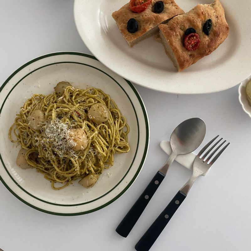 주말엔 평일에 먹고싶었던 음식 해먹기! 파스타가 너무 먹고싶어서 주말 점심에 파스타 먹었어요 관자 바질페스토 파스타!  관자기 들어가니 역시이~🤍 맛있어요   #양식 #레시피 #파스타 #베이킹