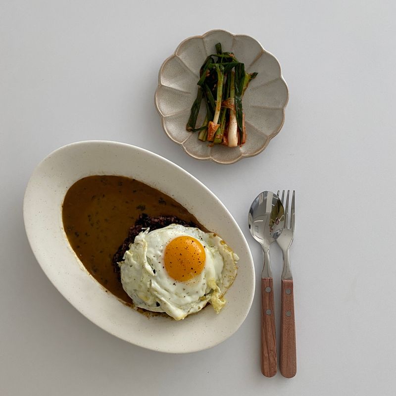 먹을거 없을땐 역시 카레가 최고😁 . 시금치카레 정말 맛있어요!!! 계란후라이까지 먹으니 한끼 뚝딱! 거기에 파김치 한조각 올려먹으면 구욷👍 #집밥 #혼밥 #카레 #계란 #오벌플레이트