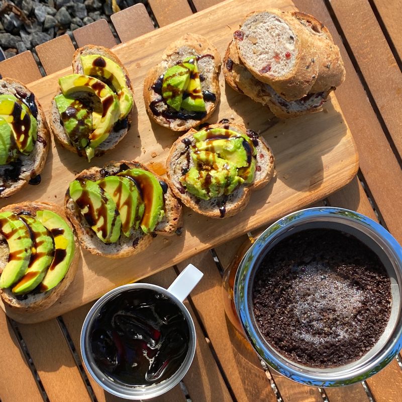 가을이니깐 캠핑장 식탁 소개도 해야죠☺️ 아침이면 핸드드립으로 커피 내리고, 발효빵 살짝 구워 아보카도 올리고  무화과 발사믹 글레이즈드 올리면 얼마나 맛있게요😋  #캠핑요리 #홈카페 #캠핑 #빈플러스 #아보카도 #브런치