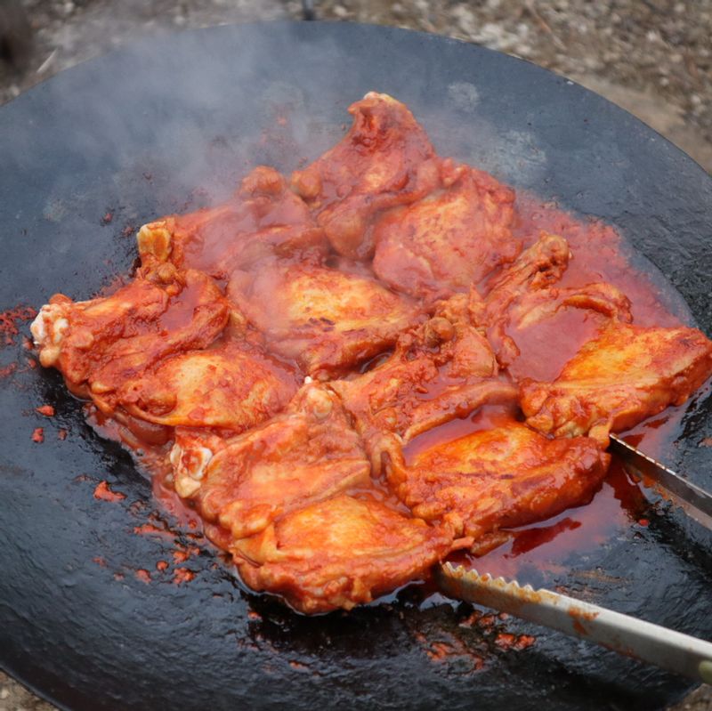 이렇게 통으로 뼈랑 살 붙어있어요! 구울때는 닭껍질쪽이 먼저 구워지도록 놔주세요🙂