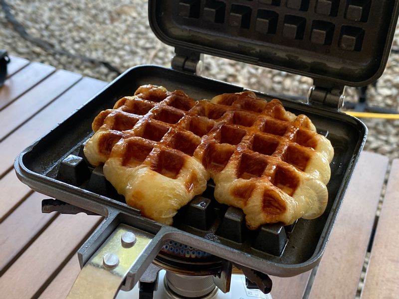 캠핑장에서 먹으면 더 맛있는 크로플 야외에서 먹으니 정말 꿀맛이네용😋 . 이지잇 미니 생지 두개 넣고 눌러주면 끄읕 너무 간단한 아침 완성! #크로플 #디오바코 #생지 #이지잇 #캠핑 #캠핑요리