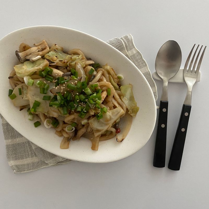 점심시간 뚝딱 요리! 우동사리랑 양배추로 간단한데 너무 맛있는 요리 완성이네용☺️ 다음에는 가스오부시 사서 꼭 뿌려 먹어볼래요!  #우동 #점심메뉴 #일식 #볶음우동 #오벌접시