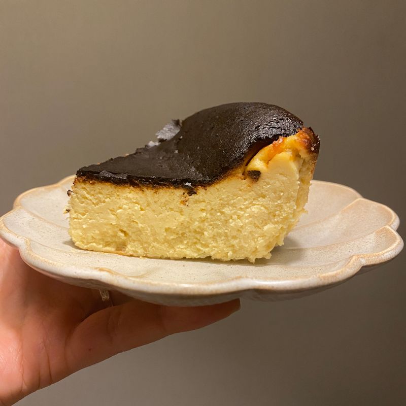 바스크 치즈케이크 만들었어요! 처음 해보는거라 몰캉몰캉 해보이길래 추가로 20분 정도 더 했더니 윗 부분이 거의 탔어요🥲 몰캉해보여도 밖에서 식히니 쫀득한 느낌으로 바뀌는것 같더라구요? 다음에는 오버쿡 없이 딱 맞춰서 해보려구요! 그래도 너무 맛있어서 남편도 깜짝 놀라했어요~ 생각보다 쉽고 건강한 베이킹이라 자주 해먹을 것 같아요☺️ #디저트 #케이크 #바스크치즈케이크 #홈베이킹 #베이킹 #케이크만들기