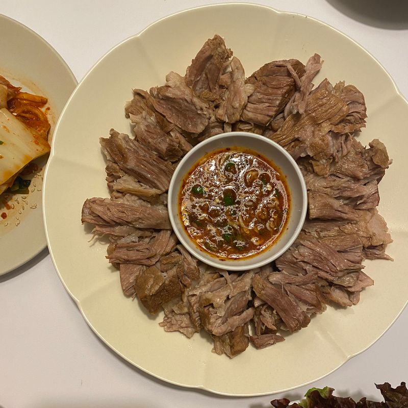 김장철에 빼놓을 수 없는 수육! 목살로 했더니 너무 부드러워서 결대로 찢었어요! 거기에 특제 소스 찍으면 꿀맛☺️ #수육 #김장 #돼지고기 #고기요리 #광주요