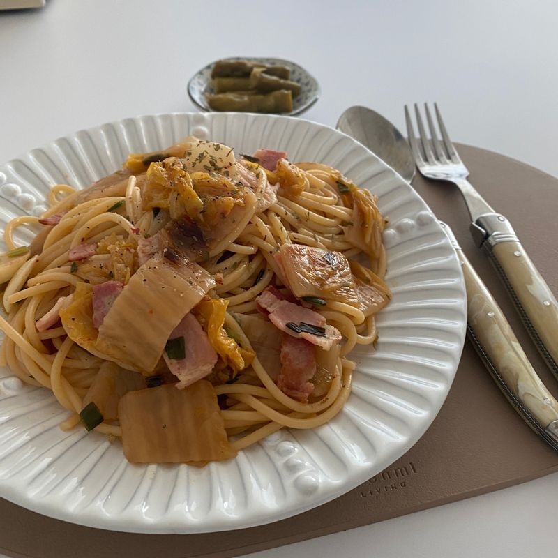 약간 시콤한 뭔가가 먹고 싶었던 날, 묵은지 들기름 파스타가 해먹어보고 싶더라구요! 돼지고기 대신 베이컨 넣어서 만들었어요.  역시나 너무 맛있었어요.  들기름이 들어가서 묵은지짐이 같은 느낌도 나면서 시원하고 고소한맛! 또 해먹으려구요~😋  #들기름 #묵은지 #파스타 #혼밥 #양식 #르엔미