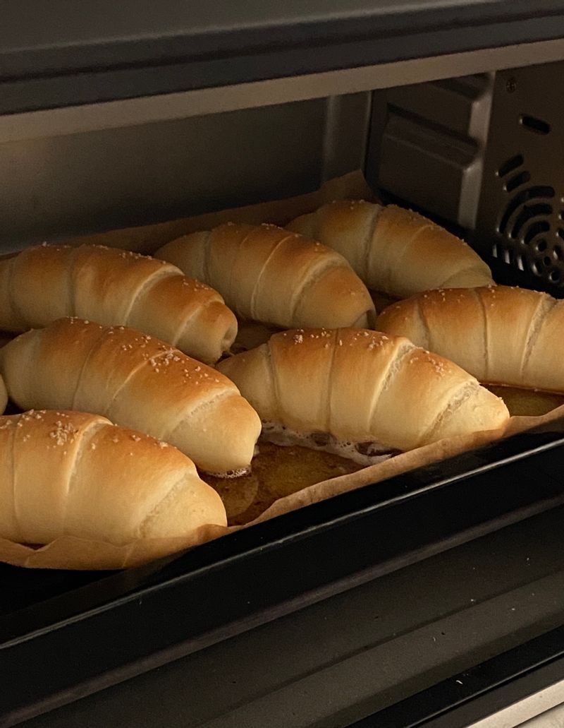 여러 차례의 발효를 거쳐 오통통 - 귀엽게 부푼 소금빵*•! 단것을 크게 좋아하지 않는 저희 가족들이 모두 맛있다고 입을 모아 말해준 빵이에요 - 모든 빵이 그렇겠지만, 소금빵은 그 중 특히 갓 만들었을때 먹으면 천국의 맛을 볼 수 있어요..! 💫 #홈카페 #홈베이킹 #소금빵