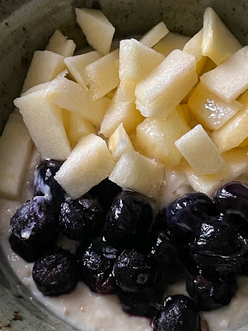 사과와 블루베리 얹어 먹으면 아침 대용으로도  너무 좋아서 다이어트가 끝나도 이렇게 자주  챙겨먹게 될 것 같아요.🥣*🫐