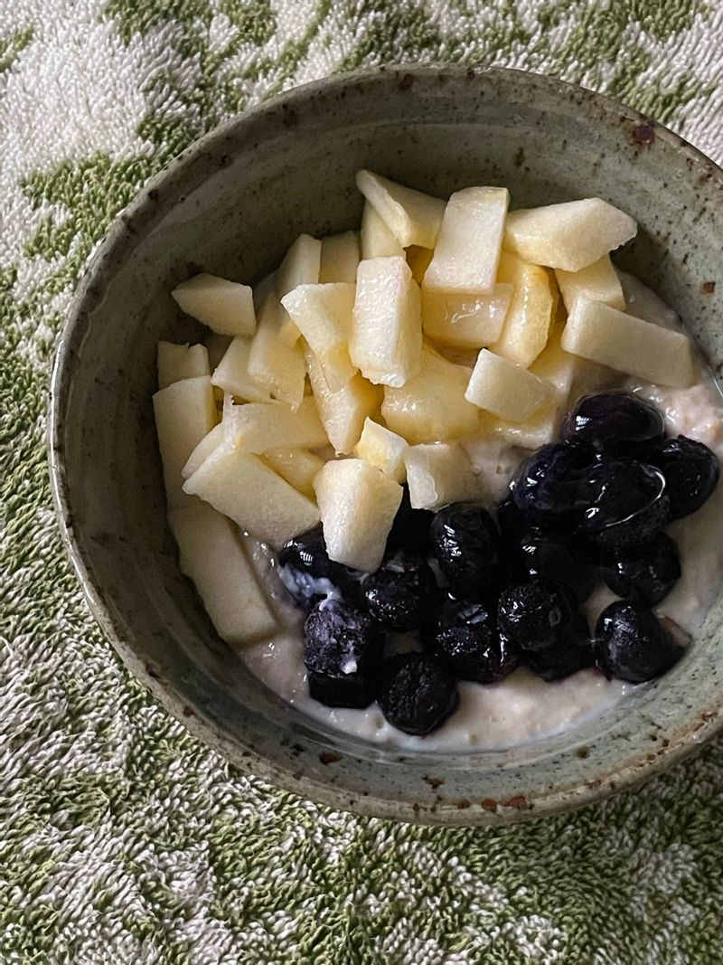 다이어트를 열심히 하고 있는 요즘 - 아침으로 곧잘 챙겨먹는 마누카 오트밀이에요 !   오트밀의 살짝 겉도는 겉껍질이 신경쓰이곤했는데,  요 마누카 오트밀은 부드럽고 정말 맛있어서  아침 먹을때 행복해요..🤍  #다이어트식 #오트밀 #다이어트식단 #아침식사