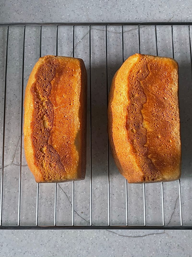 갓 구워져나온 밤식빵 ! 밤식빵은 왠지 커피보다 우유가 더 잘 어울린다는 생각에 우유를 따땃하게 데워 - 만들어 놓은 밤잼을 넣고 밤라떼를 만들어 함께 먹었어요.🥛+🌰 달콤하고 고소한 늦가을의 간식이었습니다.🐿*🤎!