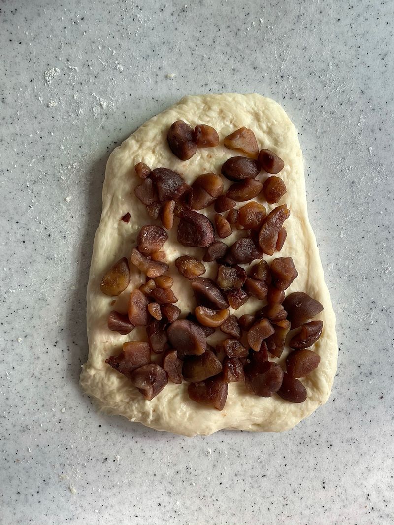 발효시킨 반죽에 듬뿍 넣어 모양을 잡아주었어요.!