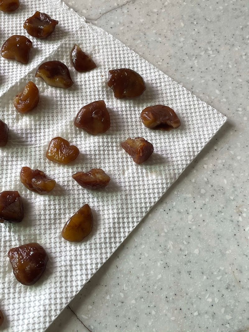 식빵에 넣기 편하게 밤조림을 잘게 다진 후 수분기를 제거해주고 -