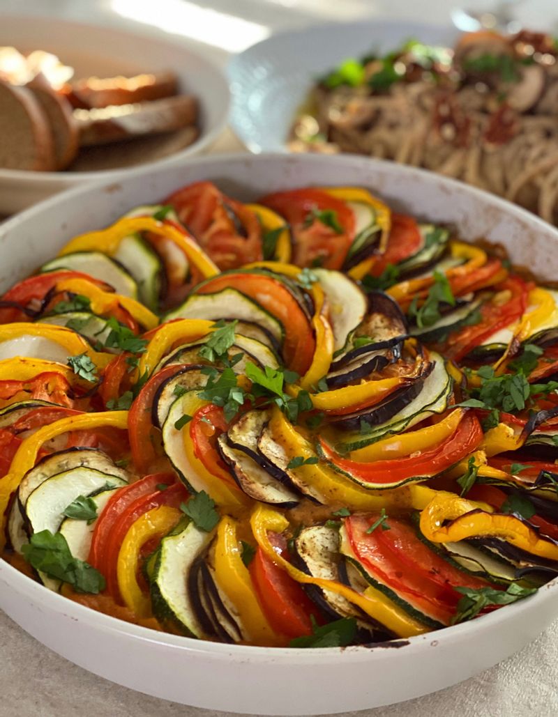 비건인 친구를 위해 아내의 식탁 레시피로 라따뚜이를 만들어봤어요  레시피에는 없지만 파슬리를 더하면 풍미가 좋아진답니다 생파슬리를 다져서 듬뿍 뿌려 함께 드세요~  #라따뚜이 #비건라따뚜이 #프랑스음식 #비건요리 #채식 #토마토