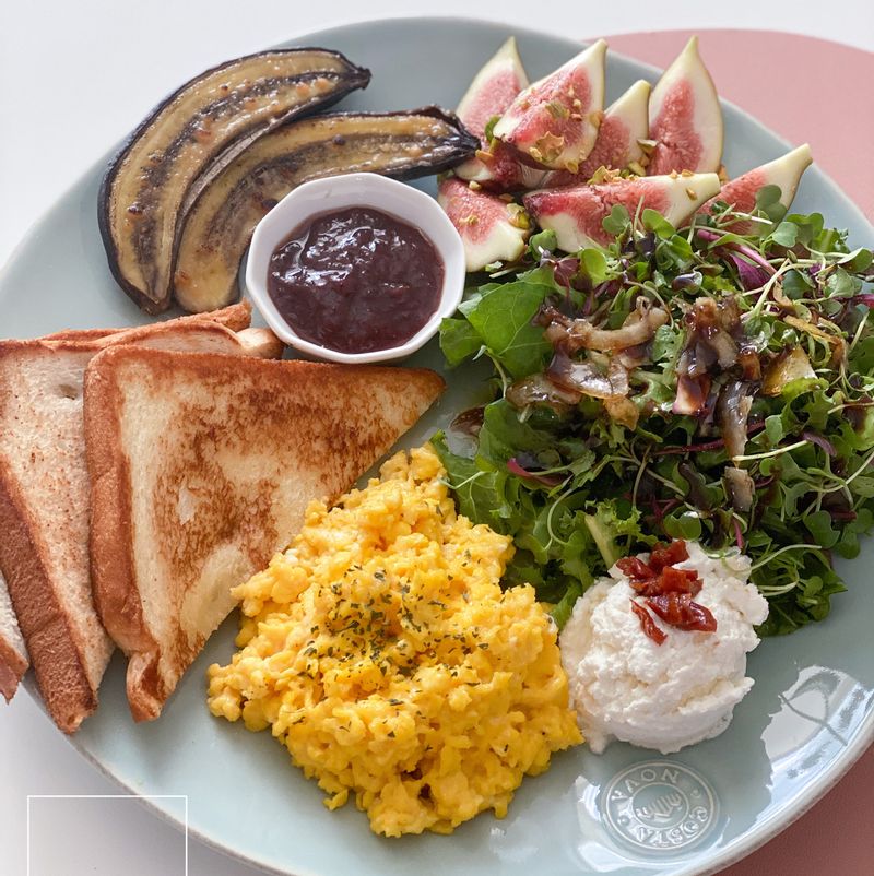 구운 토스트와 스크램블드 에그 발사믹 소스와 리코타 치즈를 곁들인 샐러드 구운 바나나와 피스타치오와 꿀을 곁들인 무화과  아스파라거스 베이컨 말이 까지!  다 먹고 나면 든든하겠죠^^    #브런치 #브런치테이블 #홈쿡 #스크램블드에그 #홈브런치 #브런치한상