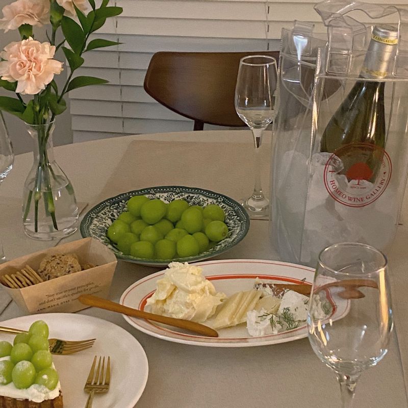 와인 안주 간단하게 먹을 땐 치즈 몇가지와 크래커 그리고 과일 이렇게만 있어도 훌륭해요 #와인안주 #치즈 #홈파티 #화이트와인