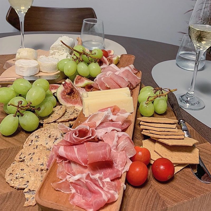 구성은 비슷하지만 손님이 오면 여기에 몇가지 과일과 치즈 그리고 생햄을 더 추가해서 치즈보드를 만들기도 해요 #치즈 #치즈보드 #치즈플레이팅 #와인안주 #홈파티 #손님초대