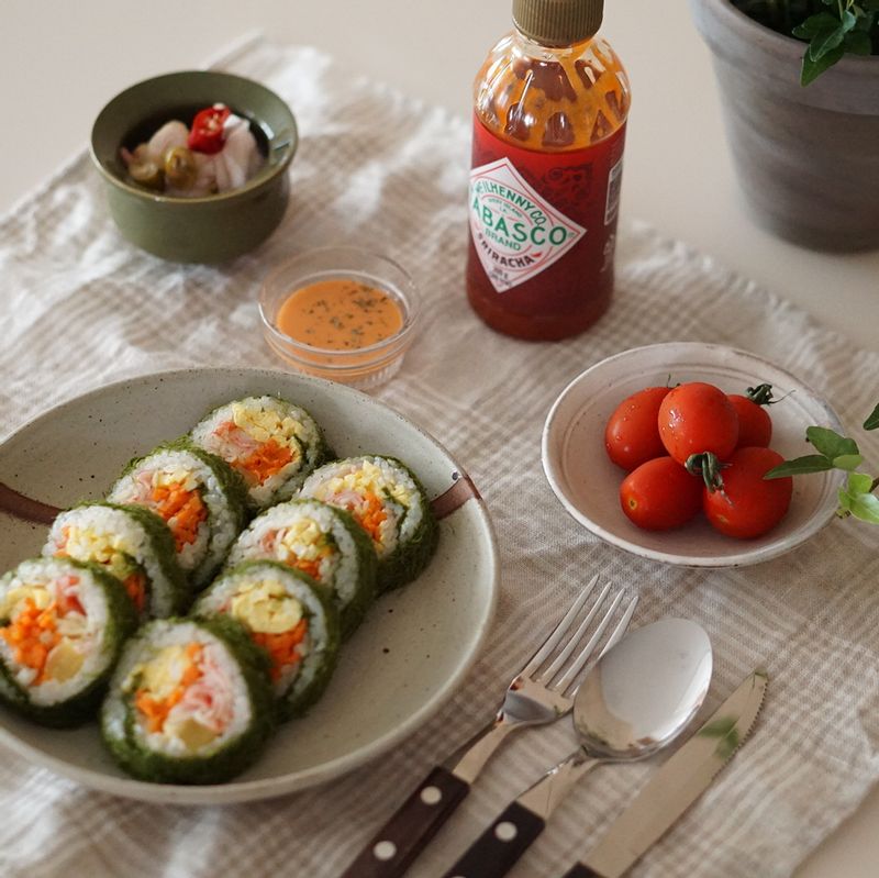 바다의 향이 가득한 감태김밥을 만들어봤어요! 김밥과 같은 재료를 넣고 자칫 심심할 수 있을 것 같아 스리라차 소스에 찍어먹으니 맛이 더 풍부해졌어요:) #감태 #감태김밥 #바다의맛 #김밥